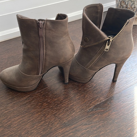 2 Lips Too’s Motorcycle Taupe Brown Platform Booties - Picture 4 of 9